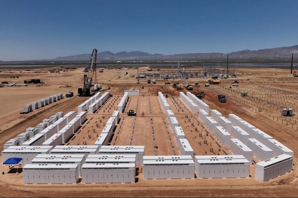 construcción de un proyecto solar y de almacenamiento