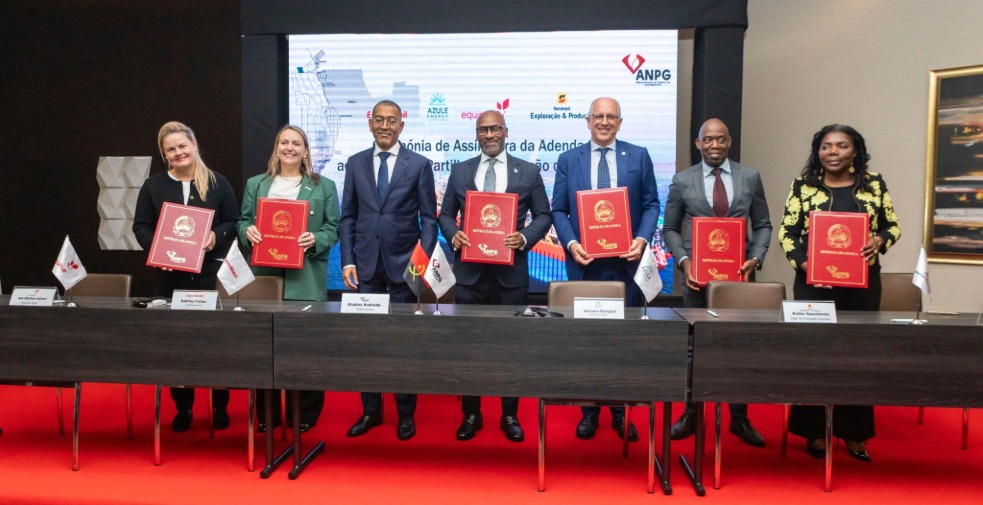 Varios personas delante de un escritorio en el escenario