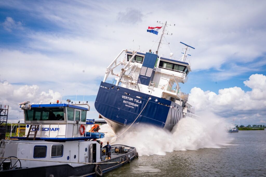 Lanzamiento del MV Vertom Tula