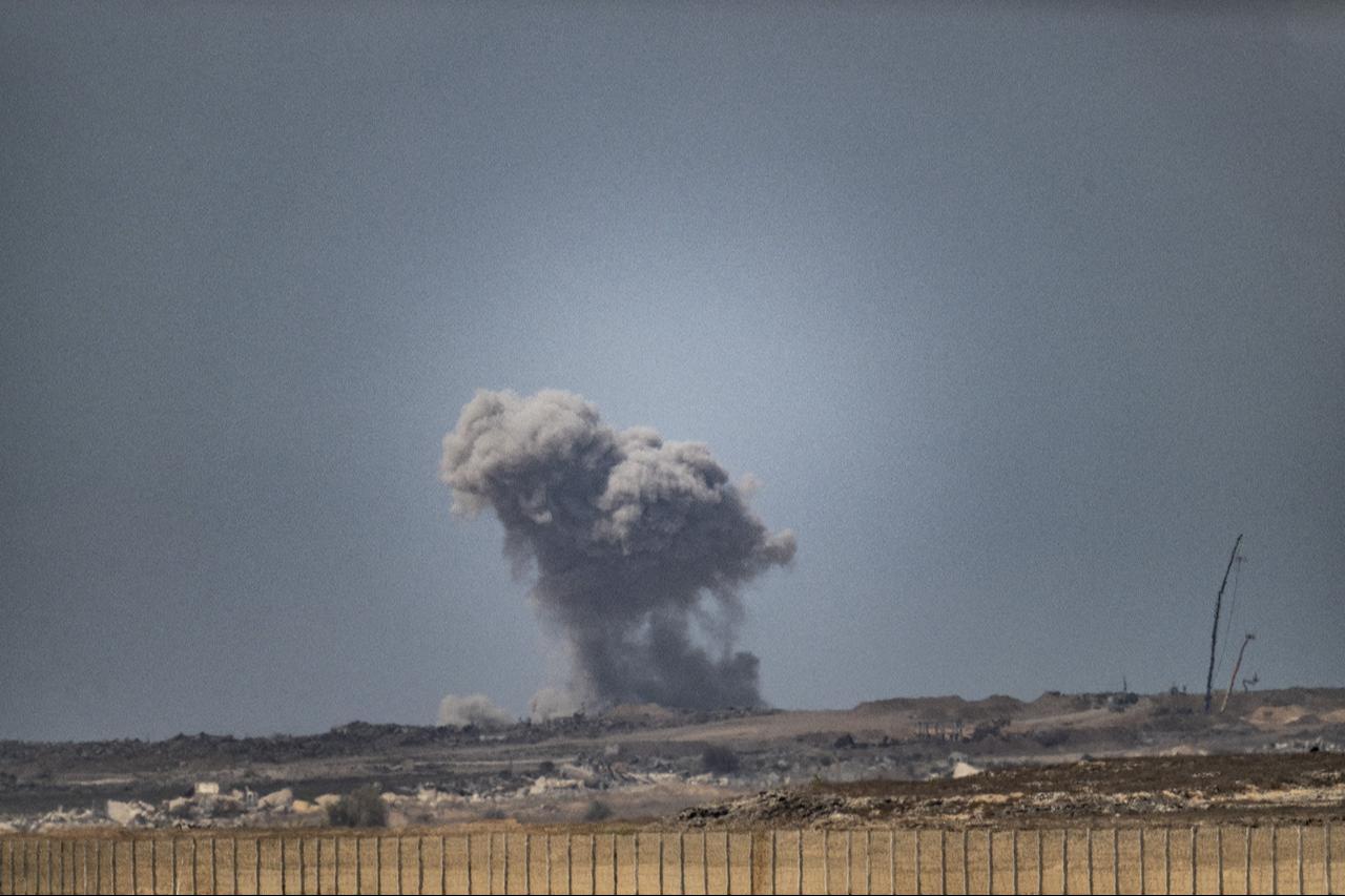 Humo se eleva de un área tras ataques del ejército israelí en Gaza, el 16 de septiembre de 2025. (Foto: AA)